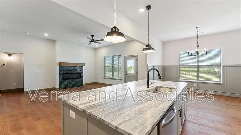 4 bed, 3.0 bath, 2254 sqft, $2,600 — Photo 3
