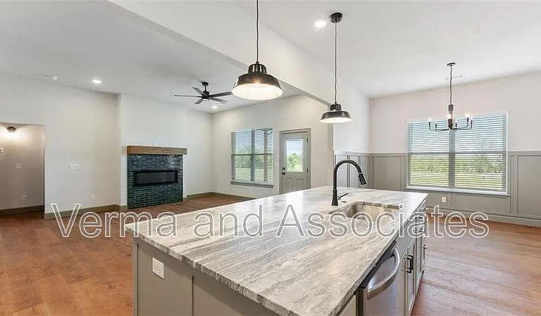 1221 Mammoth St — Photo 3