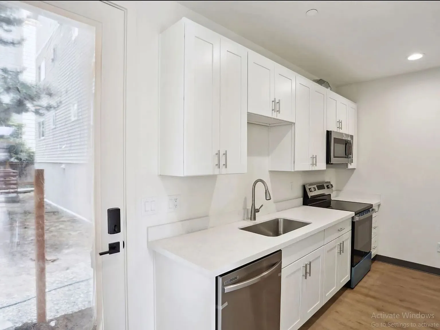New Construction | 8BR / 4BA Student Housing | Semi-Private Baths | Rooftop Deck | U-District — Photo 2