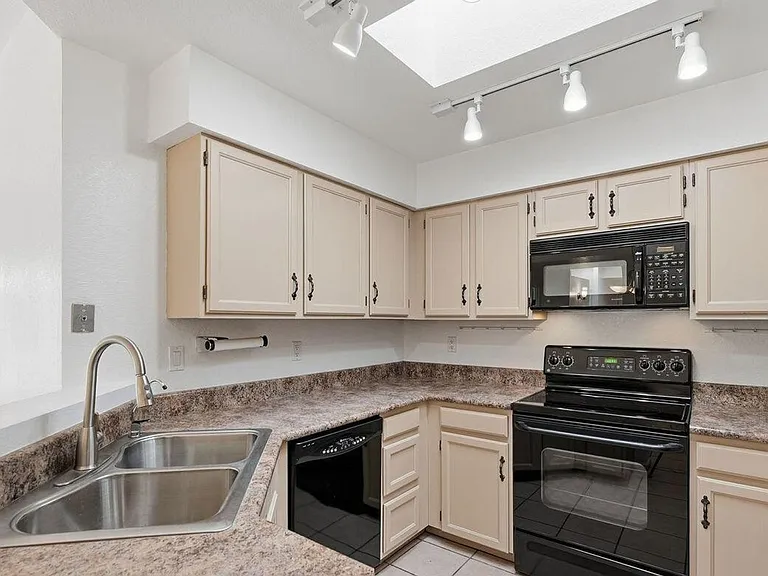 5565 N Sapphire Dr — Photo 3