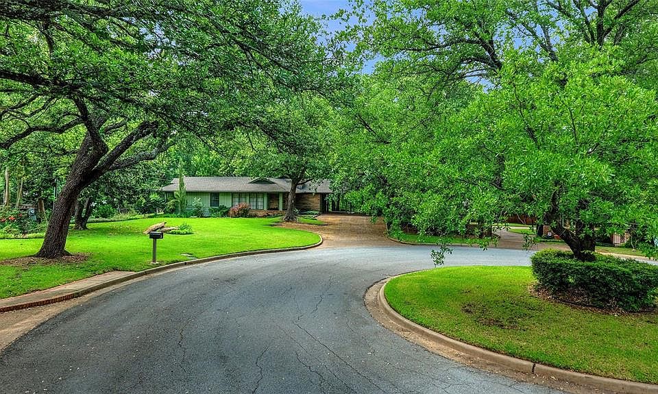 2nd image of 5 Ridgeway Cir