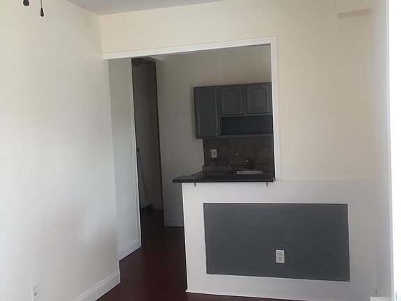 5th image of 1721 Memorial Ave APT 3