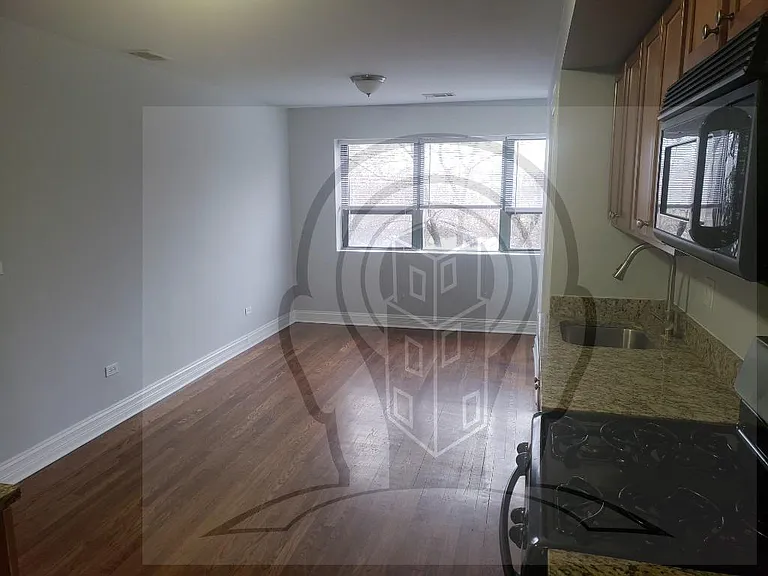 N Marshfield Ave — Photo 1