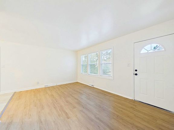 4th image of 11014 Booth Ave