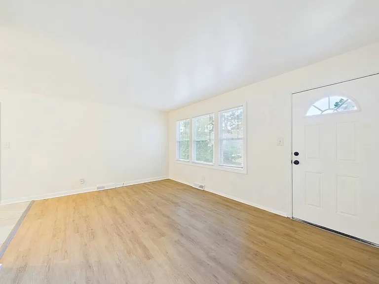 11014 Booth Ave — Photo 4