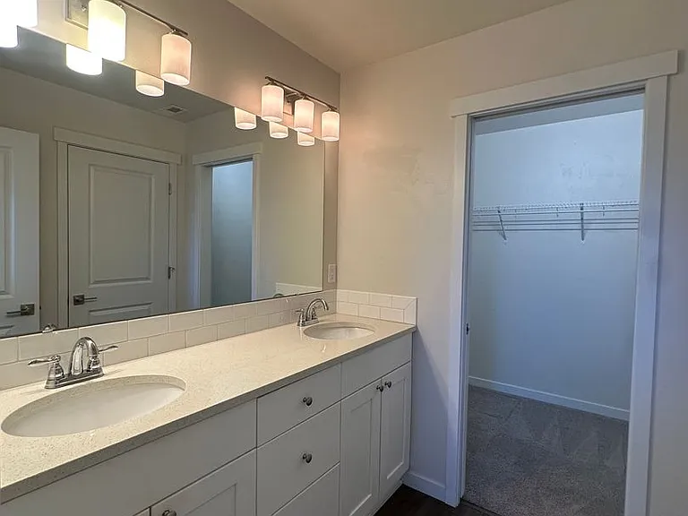 944 NE Paula Dr — Photo 12