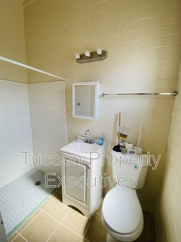 1 bed, 1.0 bath, 450 sqft, $800 — Photo 2