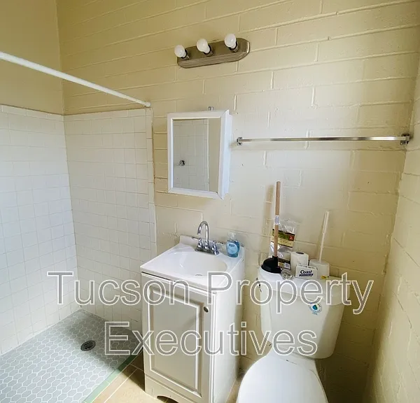 240 W Sahuaro St #16 — Photo 2