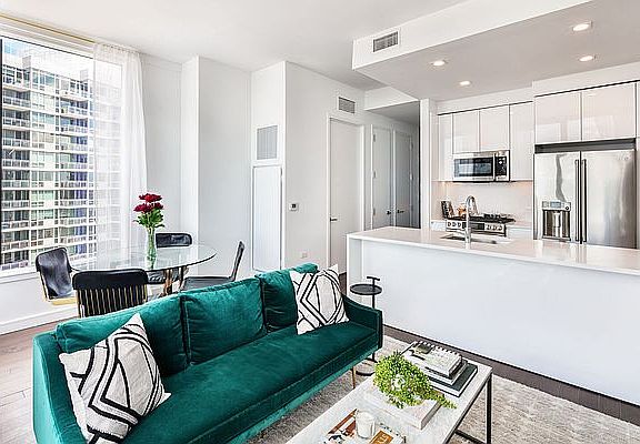 3rd image of 515 W 36th St APT 21F