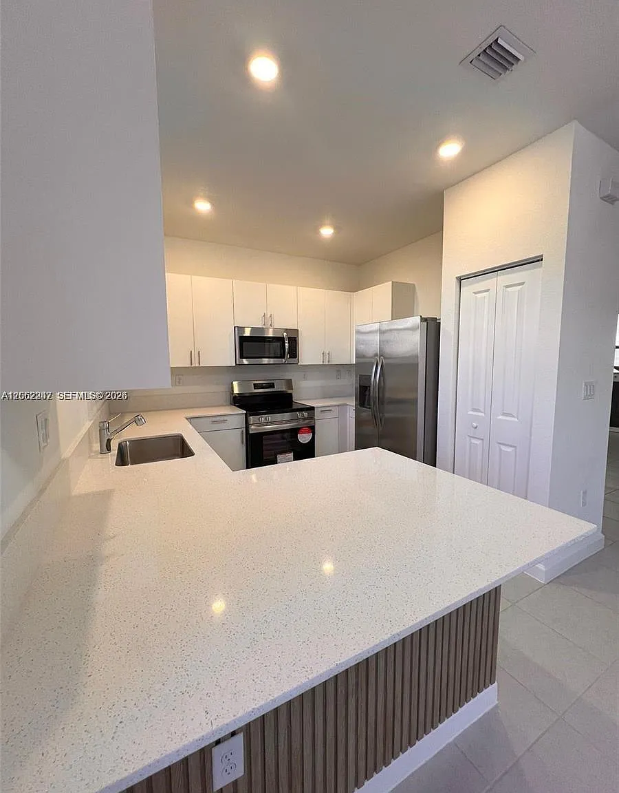 3 bed, 2.5 bath, 1442 sqft, $2,950 — Photo 2