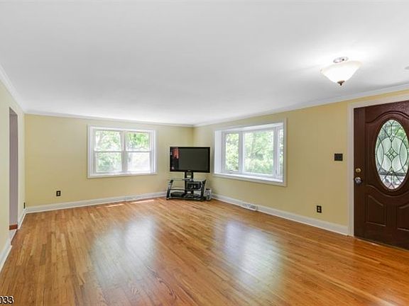 2nd image of 52 Lincoln Pl