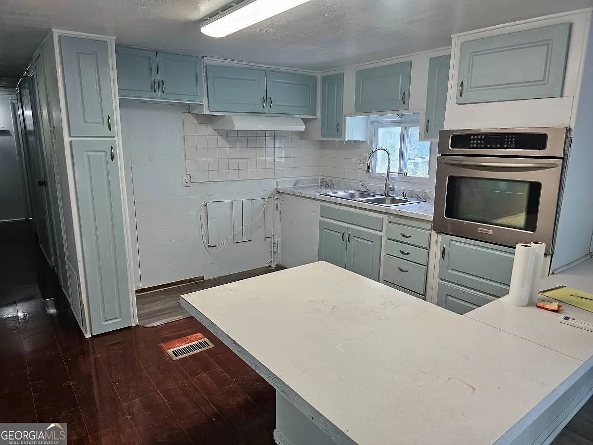 3 bed, 2.0 bath, 720 sqft, $1,100 — Photo 3