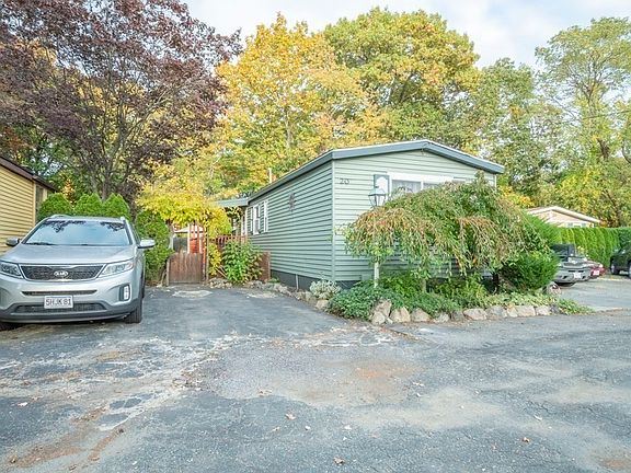 3rd image of 251 Newbury St Lot 20
