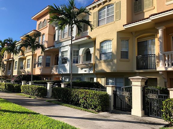 3rd image of 2546 Gardens Pkwy