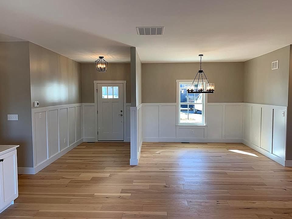 Entryway & dinning