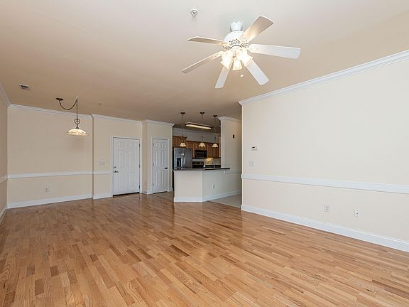 5th image of 1984 Folly Rd APT B301