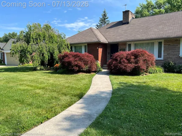 1416 N Renaud Rd, Grosse Pointe Woods, MI 48236