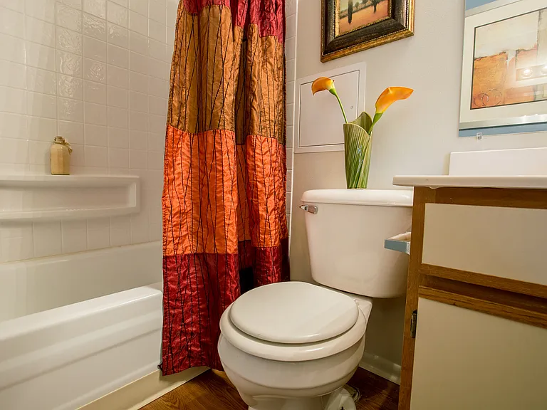 Gettysburg Square Apartments bathroom