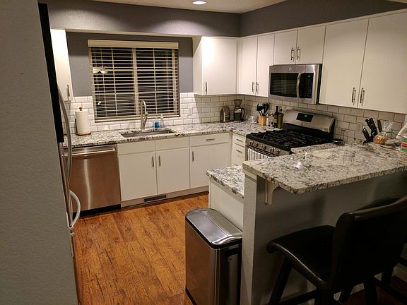 Kitchen - Lots of counter space