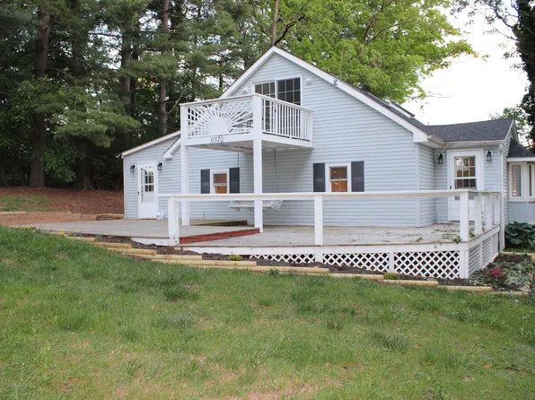 6570 Walnut Ln, Radford, VA 24141