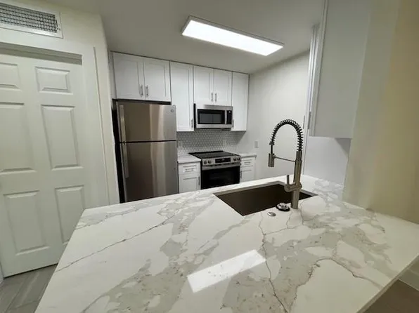 2121 Fountain View Dr, Houston, TX
