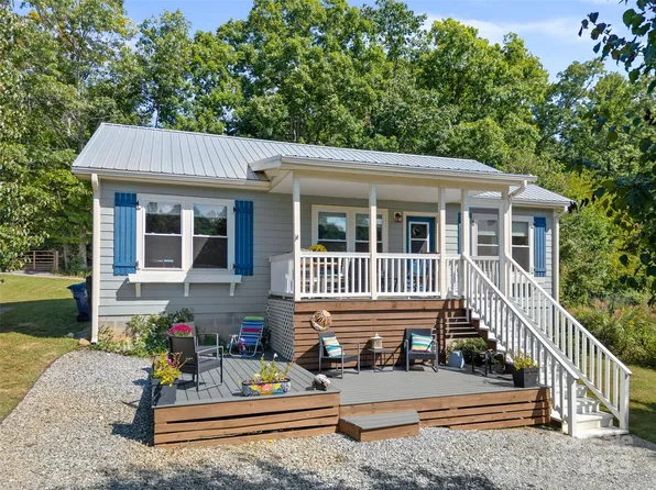 540 Crescent St, Saluda, NC 28773