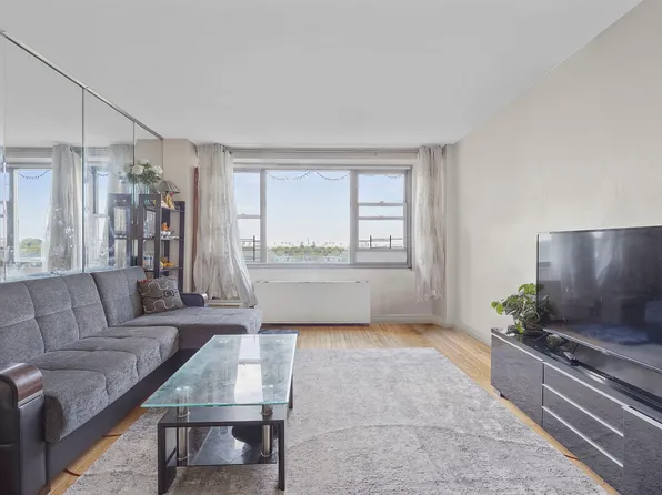 61-20 Grand Cent Parkway image 1 of 9