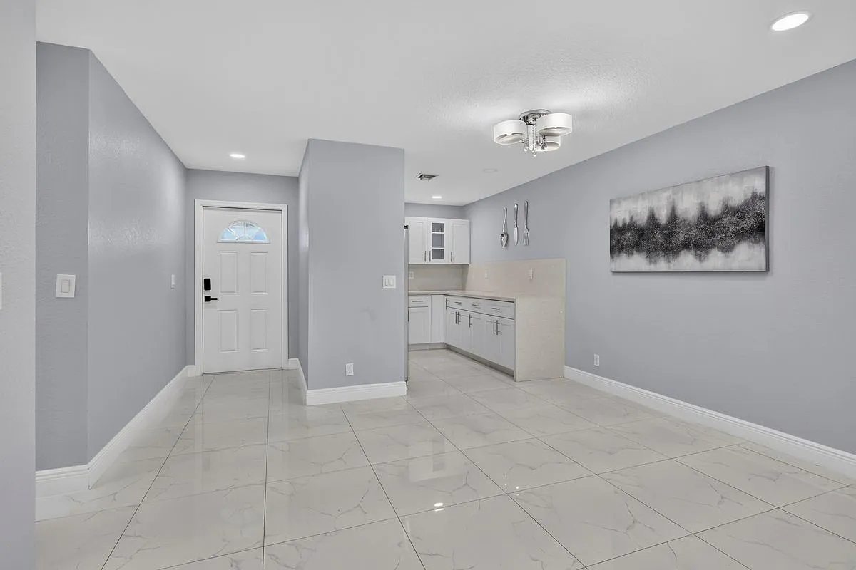 2 bed, 2.0 bath, 895 sqft, $2,000 — Photo 3