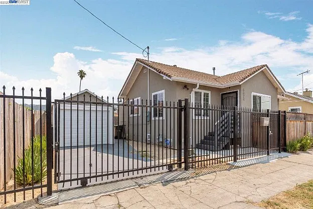 2 bed, 700 sqft, $3,000 — Photo 2