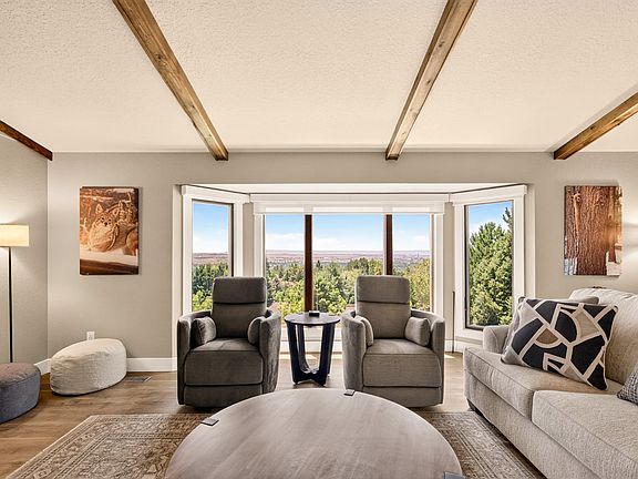 Enjoy panoramic Treasure Valley views from the comfort of the main living room. Large picture windows fill the space with natural light, while comfortable seating creates the perfect spot for morning coffee, reading, remote work or relaxation.