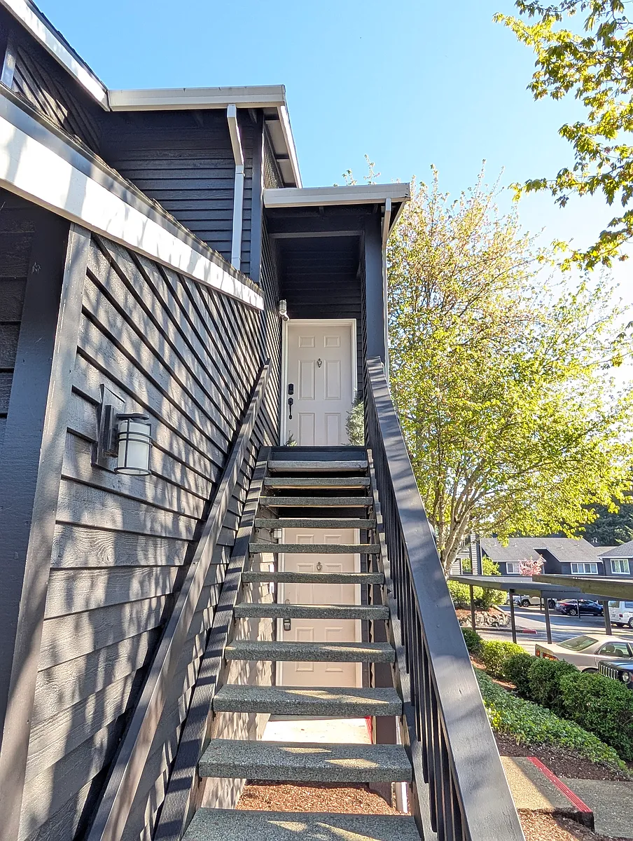 Building Photo - 9490 SW 146th Ter #R8