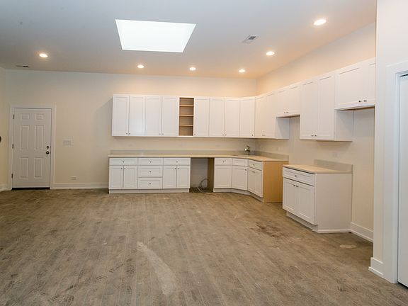 3rd image of 4300 W Montrose Ave #1
