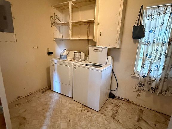 3rd image of 1810 W Feather Ave