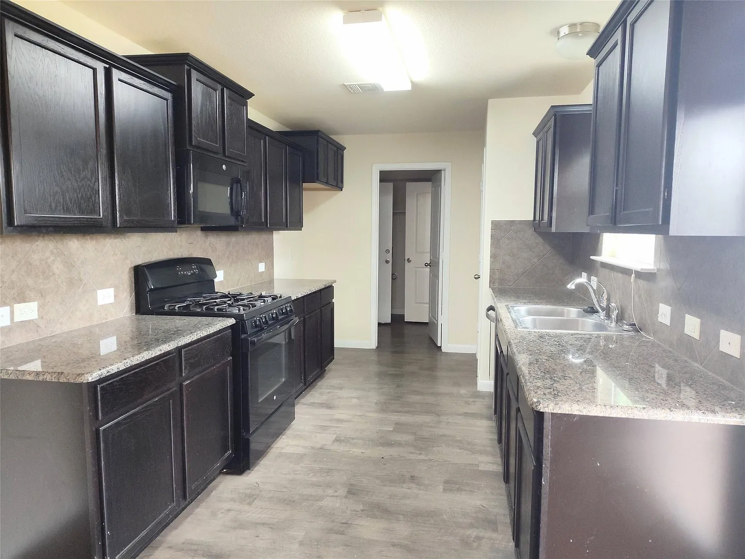4 bed, 2.5 bath, 1948 sqft, $2,000 — Photo 4