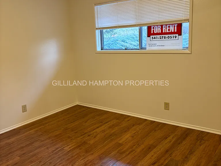 825 SE 2nd St #8 — Photo 5