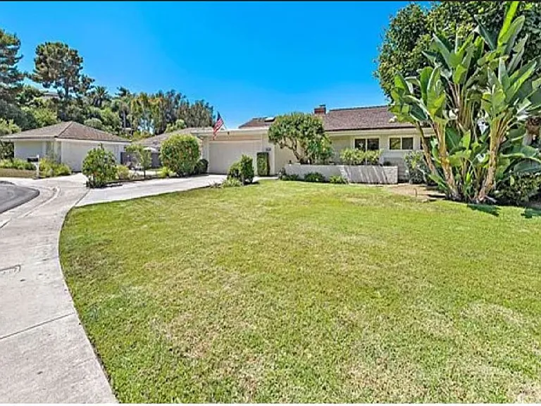 Large lawn frontage.