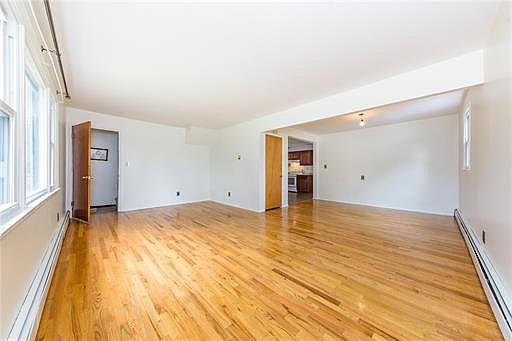 3rd image of 44 Parkway W