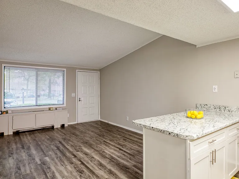 Sea Pines Apartments — Photo 9