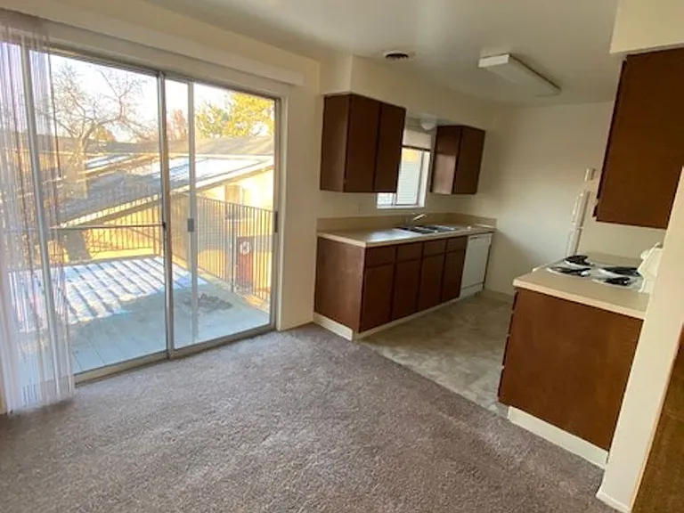 174 Colby Court Ln — Photo 2