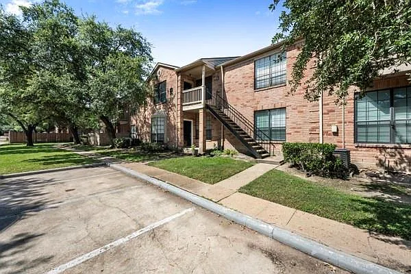 2255 Braeswood Park Dr #338 — Photo 1
