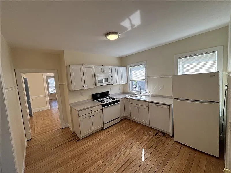 3 bed, 999 sqft, $3,750 — Photo 1