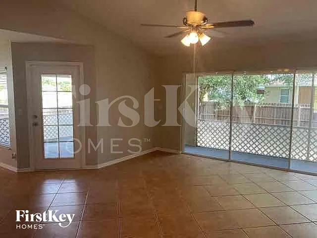 2731 SW 2nd Ln — Photo 4