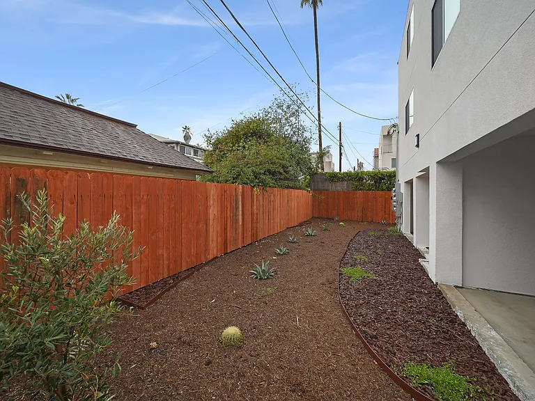 Luxury 2 and 3 Bed Townhomes with Covered Parking! — Photo 18