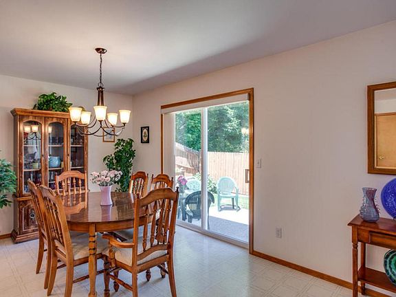 3rd image of 816 Willowbrook Dr