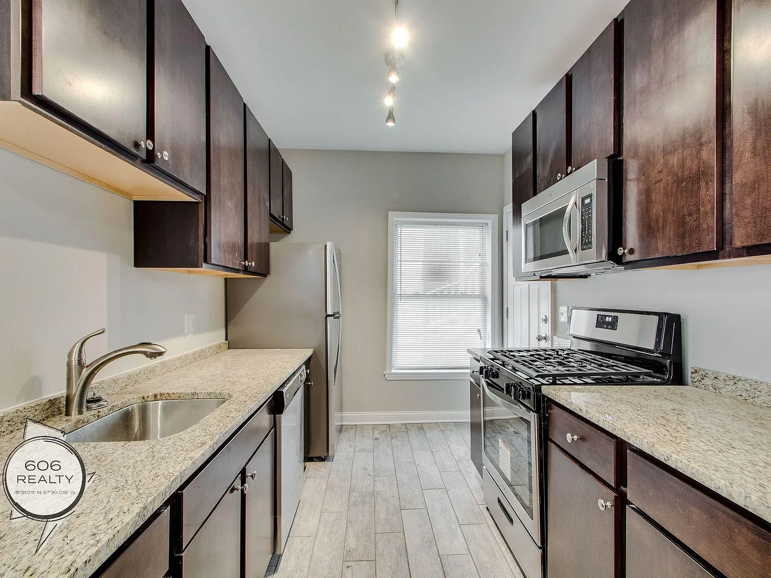 Beautiful Rehabbed Hyde Park Apartments! — Photo 3