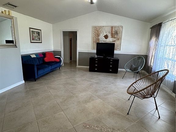 5th image of 1213 SW 18th Ter