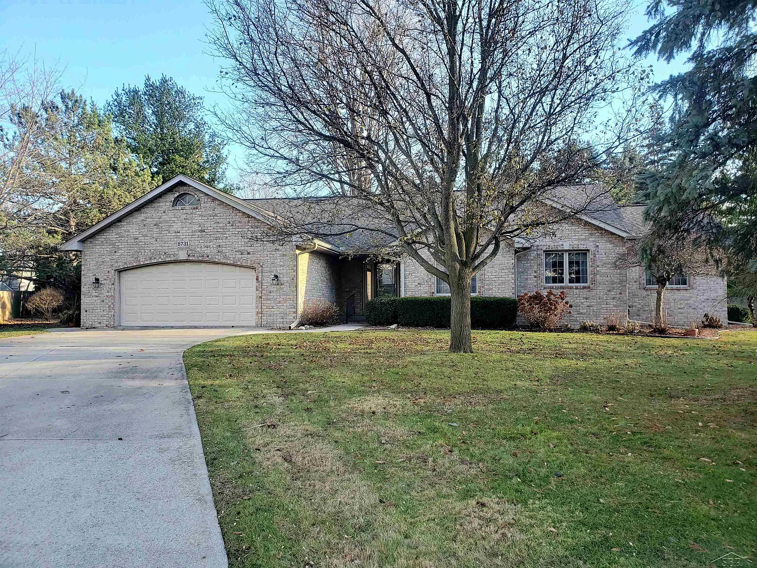 5731 S Braeburn Dr photo 1