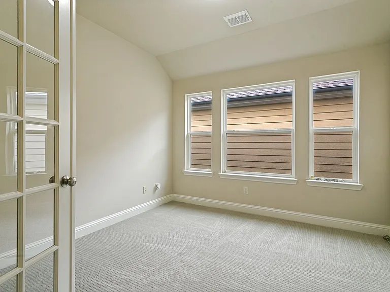 766 E Main St — Photo 3