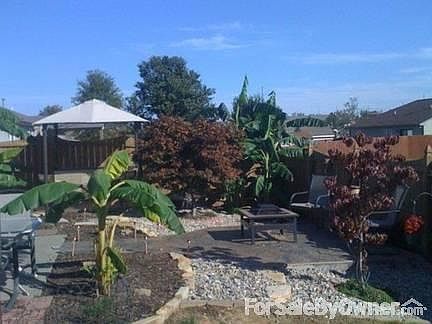 Beautiful Back Yard
						:
						Includes custome contcrete for sitting area and outdoor bar, hot tub, yard barn