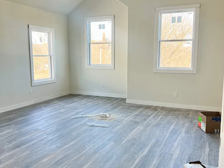 112 Douglas St — Photo 3